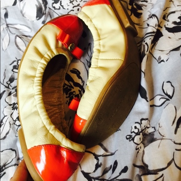 Tahari Two-tone Scrunched Ballet Flats with a Bow - Picture 4 of 8